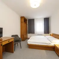 Dvojlôžková izba s manželskou posteľou a prístelkou