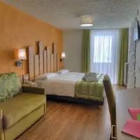 Troj-/štvorlôžková izba Superior