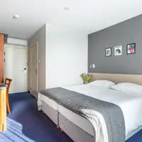 Dvoulůžkový pokoj s manželskou postelí (13 m²)