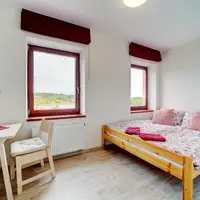 Menší dvoulůžkový pokoj Standard s manželskou postelí a sprchou