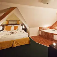 Dvojlôžková izba typu Deluxe s manželskou posteľou a vírivou vaňou