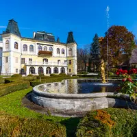 Pohľad na kaštieľ a fontánu so sochou bohyne Psyché