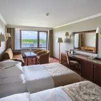 Dvoulůžkový pokoj s přistýlkou (s výhledem na jezero) (40 m²)