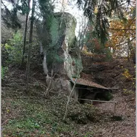 Rumcajsova jeskyně v lese Řáholec