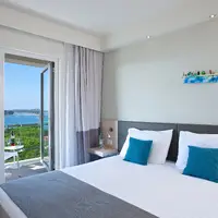 Izba Superior s balkónom, čiastočný výhľad na more (22 m²)