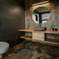 Tiny house pod hradom