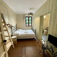 Dvojlôžkový apartmán s manželskou posteľou a kuchynkou