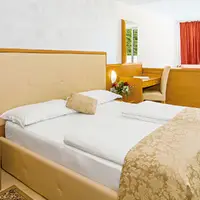 Dvoulůžkový pokoj s částečným výhledem na moře a možností přistýlky (20–25 m²)