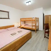 Čtyřlůžkový pokoj s patrovou postelí