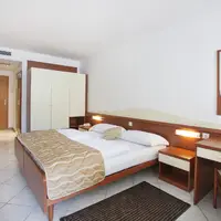 Dvojlôžková izba s čiastočným výhľadom na more (20–25 m²)