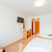 Dvojlôžková s 3 prístelkami