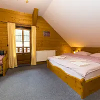 Dvoulůžkový pokoj s přistýlkou, k lesu