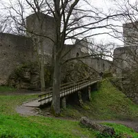 Zřícenina hradu Choustník a přilehlé skalní městečko