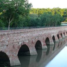 Historický cihlový most u Mikulova