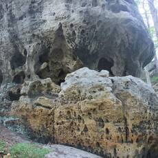 Jeskyně Krápník a Tisícový kámen