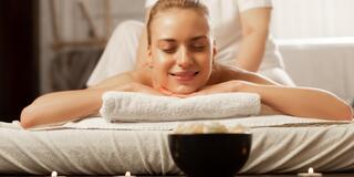 Relaxační masáž i balíček s omlazující masáží gua sha