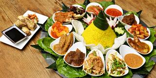 Tumpeng: slavnostní indonéské menu pro 3–4 os.