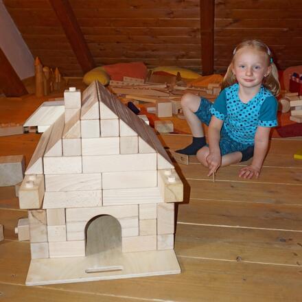 Naše děti velice zaujalo skládání dřevěného domečku nebo poznávání dřevěných hraček po hmatu.