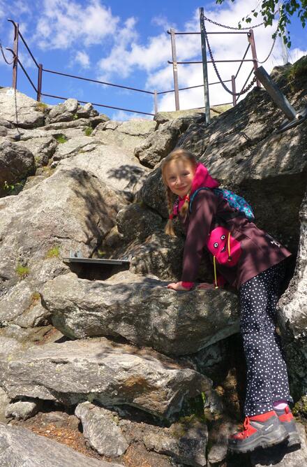 Pro turisty je nejzajímavější skalní útvar Vyhlídka, který slouží jako skalní rozhledna. S pomocí rodičů ji dokážou zdolat i děti přibližně od pěti let.