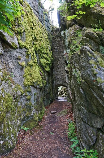 Uvnitř hradu je zachovalá brána umístěná ve skalní průrvě. Abyste se k ní dostali, budete muset zdolat i malý žebřík.