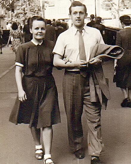 S přítelkyní a budoucí manželkou během studií v Praze, 1946