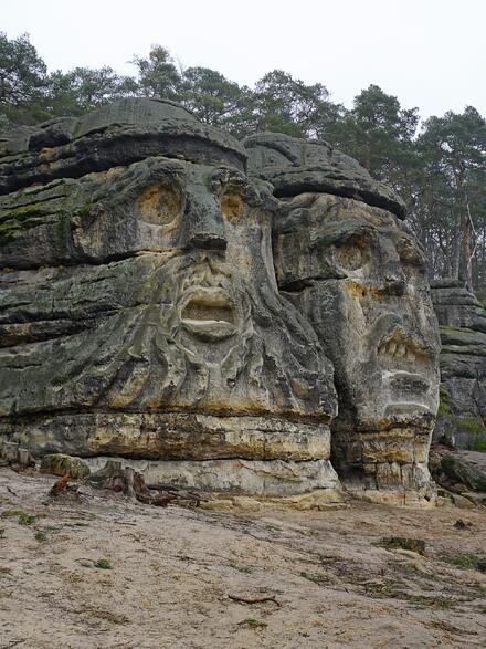 V borovém lese u obce Želízy najdete dvě velikánské čertovy hlavy.