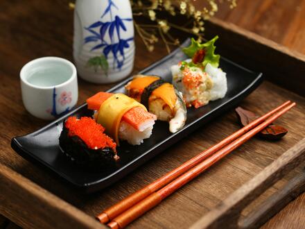 K sushi se hodí teplé saké – alkoholický nápoj kvašený z rýže.
