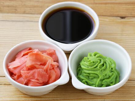 K sushi podávejte sójovou omáčku, wasabi a nakládaný zázvor.