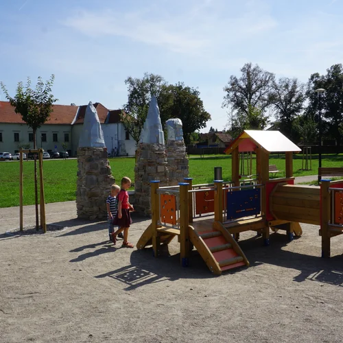 Dětské hřiště u zámku v Oslavanech