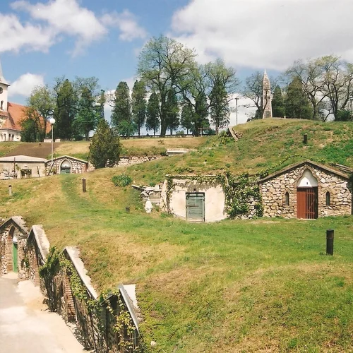 Vrch Stráž a vinné sklepy Vrbice