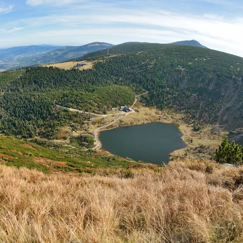 Ledovcové jezero Malý Staw a Chata Samotnia