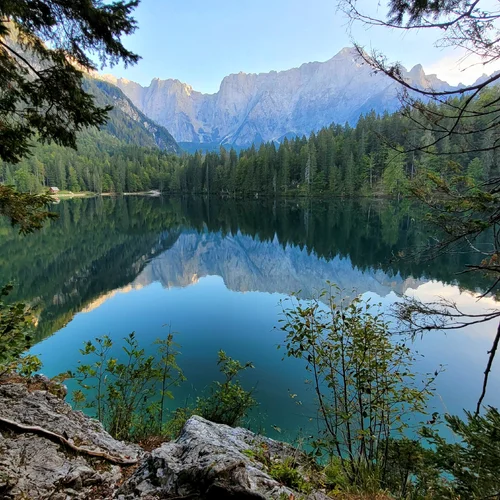 Lago Inferiore di Fusine a Lago di Fusine Superiore