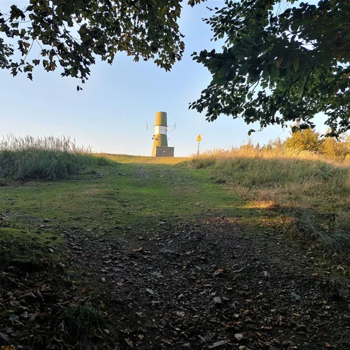 Vrch Čmeľok - malokarpatská sedemstovka s vojenským vysielačom na vrchole
