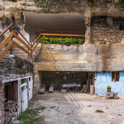 Obydlia vytesané do skaly - Brhlovce