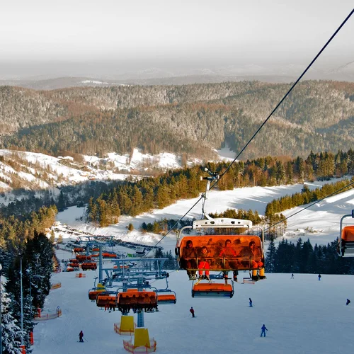 Lyžiarske stredisko Slotwiny Arena s vyhliadkovou vežou v korunách stromov