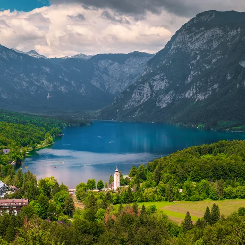 Bohinjské jazero - najväčšie prírodné jazero v Slovinsku