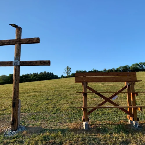 Obria lavička v obci Lúky