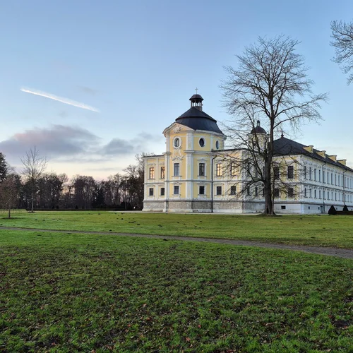 Zámek a zámecký park Kravaře