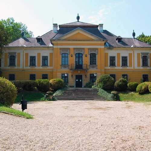 Zámok De la Motte v Noszvaji