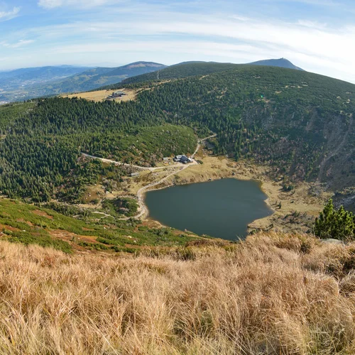 Ledovcové jezero Malý Staw a chata Samotnia