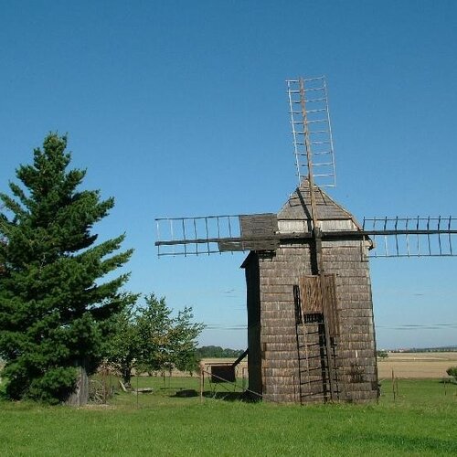 Dřevěný větrný mlýn v Cholticích