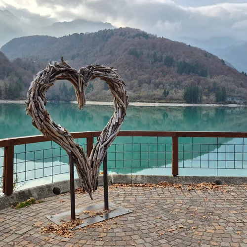 Město Barcis a Lago di Bàrcis