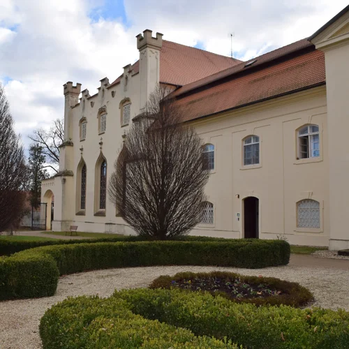 Zámecký park a zámek Sokolnice