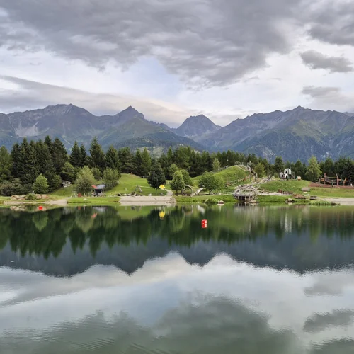 Jazero Wolfsee a mestečko Fiss