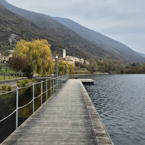 Lago di Lago a městečko Lago