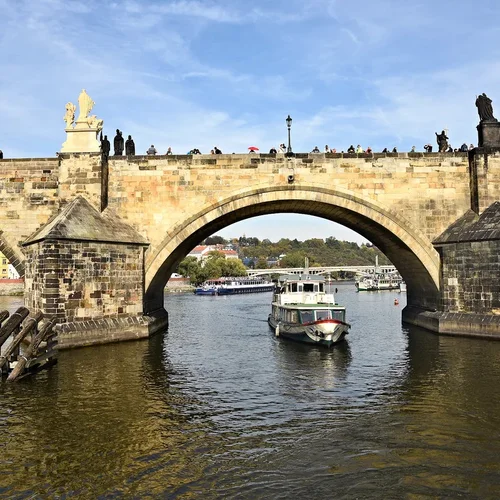 Plavba loďou po rieke Vltava v Prahe