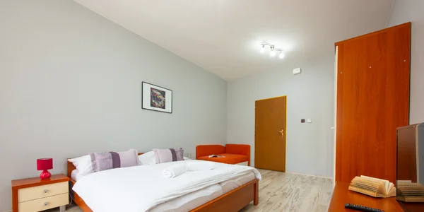 Dvoulůžkový pokoj s přistýlkou a výhledem na náměstí