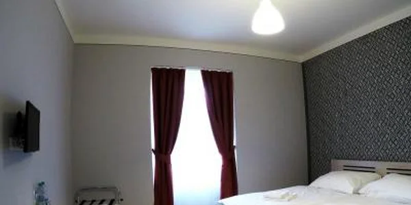 Dvojlôžková izba s manželskou posteľou