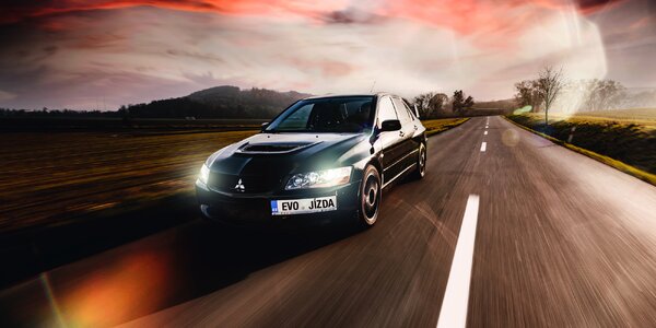 Mitsubishi Lancer EVO IX: 
řízení nebo spolujízda