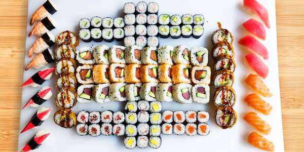 Sushi na Stodolní: 50 či 
108 rolek se zeleninou i rybami